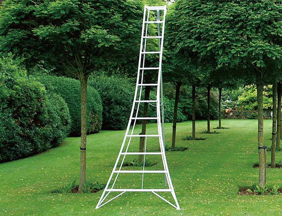 Tripod step clearance ladder